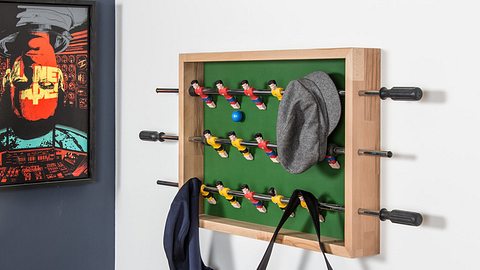 Fußball-Garderobe in klein und groß - Foto: sidm / KEH, DW