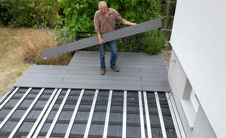 Terrassensanierung: WPC-Dielen im Wechselverband verlegen