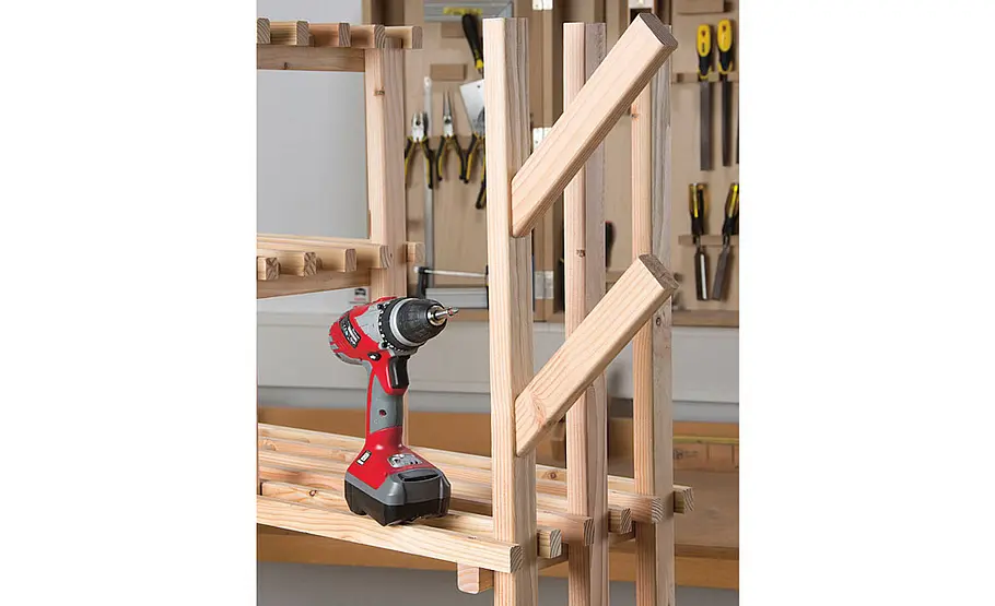 Praktisches Holzregal für den Garten selber bauen