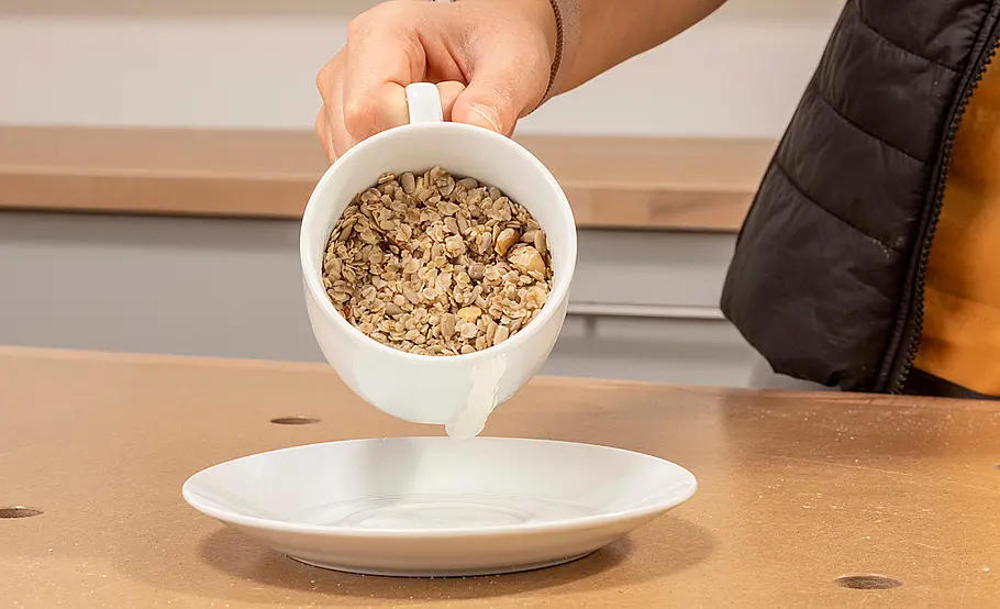 Tasse als Futterspender