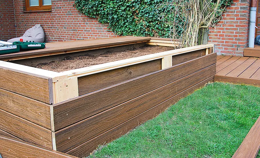 Kleines Hochbeet aus Terrassendielen bauen