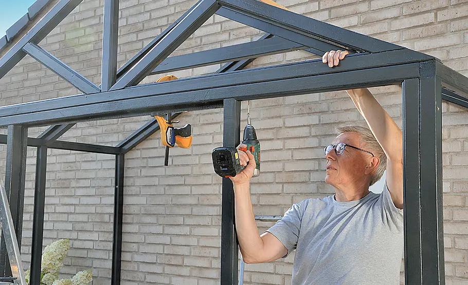 Anlehngewächshaus aus Holz vor der Hauswand selber bauen