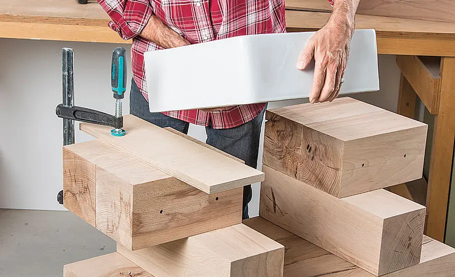 Waschplatz aus Holzbalken bauen