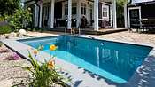 Gut gepflegter Pool mit klarem Wasser - Foto: gartenfoto.at / Daniel Böswirth