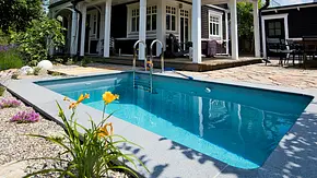 Gut gepflegter Pool mit klarem Wasser - Foto: gartenfoto.at / Daniel Böswirth Gut gepflegter Pool mit klarem Wasser - Foto: gartenfoto.at / Daniel Böswirth
