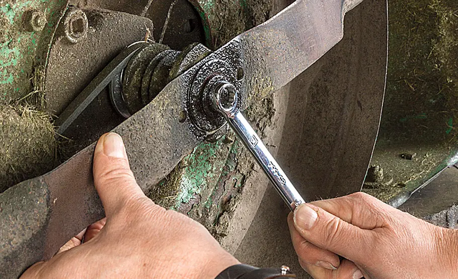 Rasenmäher Reparatur: Messer schärfen