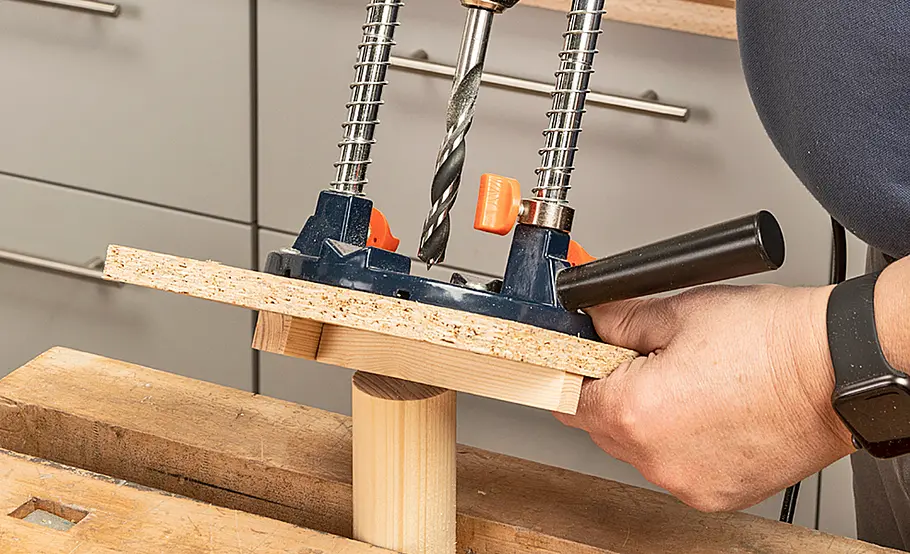 Regal aus Rundholz selber bauen