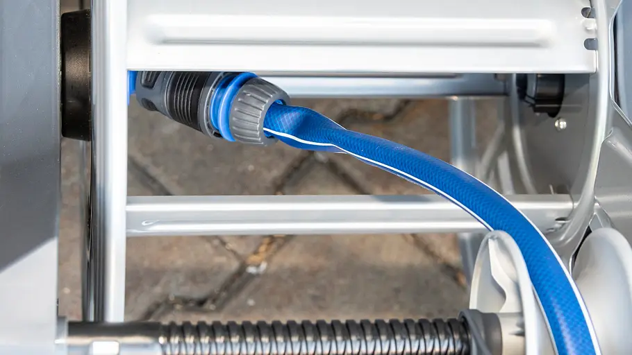 Beim Modell Lux-Tools Pro wird das Schlauchende stark geknickt