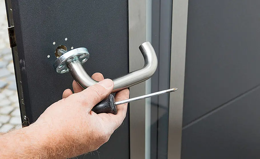 Haustür aus Aluminium einbauen