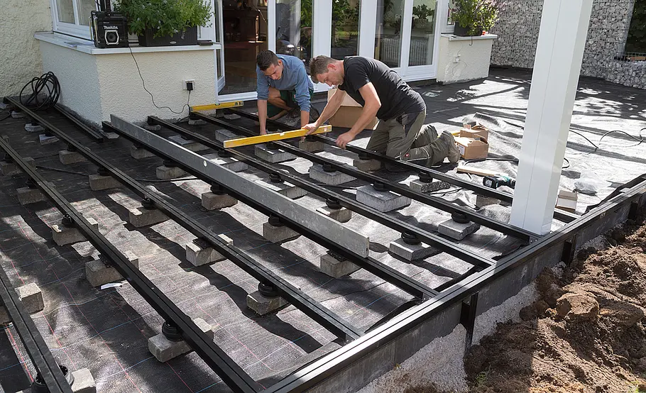 Terrasse mit Stufen in den Garten
