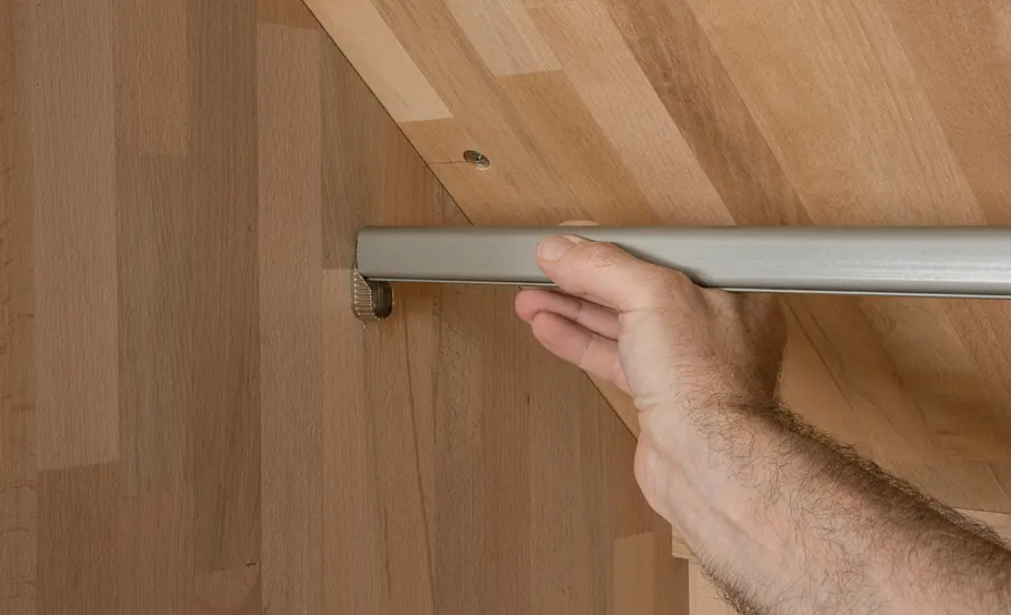 Verschiebbarer Kleiderschrank für unter die Dachschräge bauen