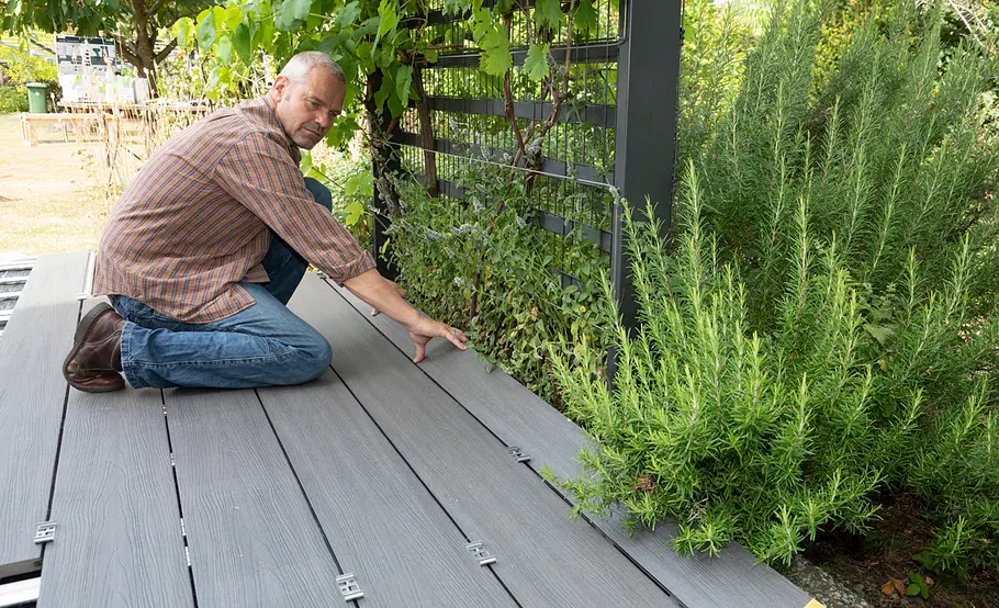 Terrassensanierung: WPC-Dielen zuschneiden