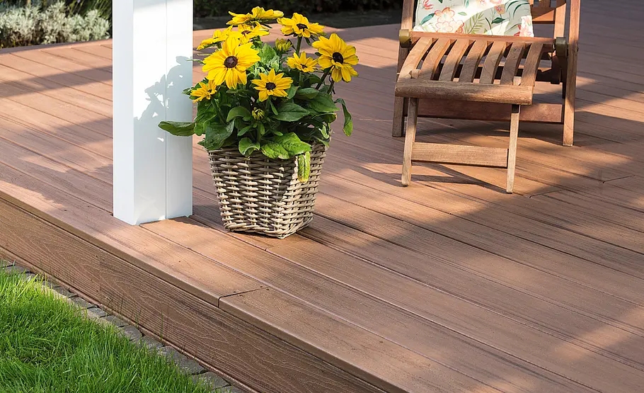 Terrasse mit Stufen in den Garten