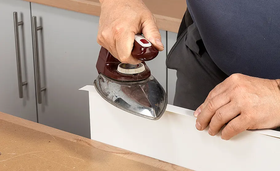 Kanten mit Schmelzkleber umleimen