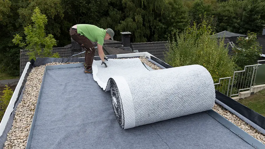 Auf dem Schutzvlies wird nun die 20 mm dicke und 1,20 m breite Urbanscape Drainmatte verlegt.