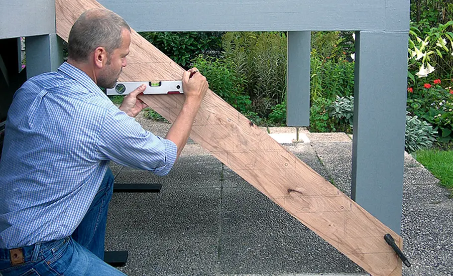 Hochterrasse: Beplankung & Treppenbau