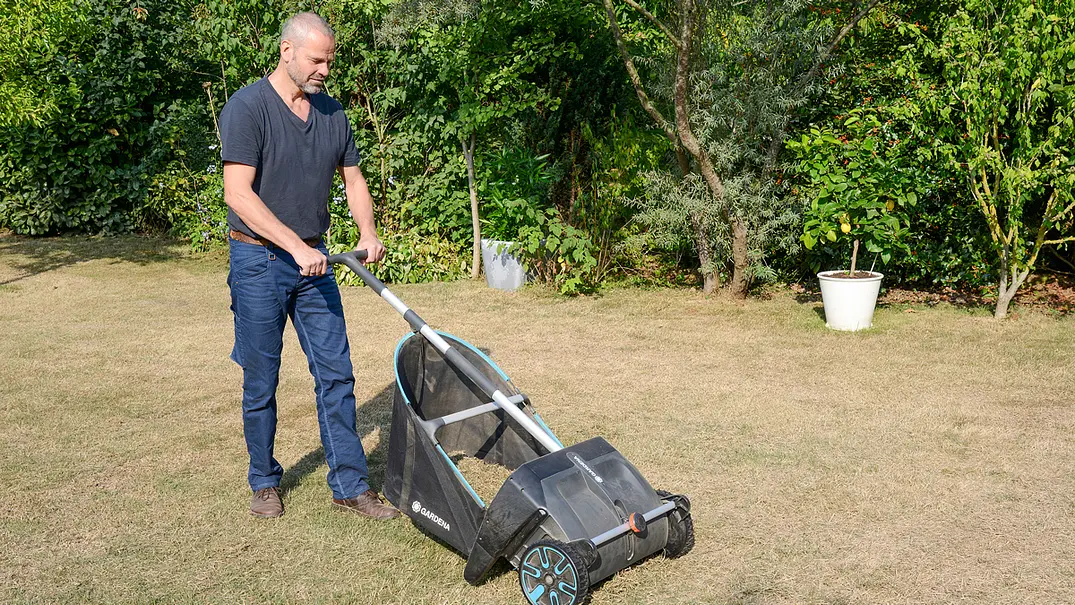Rasenkehrmaschine - Foto: sidm / MMM Rasenkehrmaschine - Foto: sidm / MMM