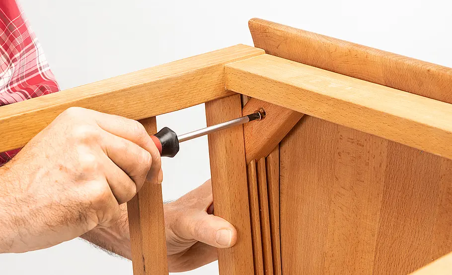 Holzstuhl reparieren