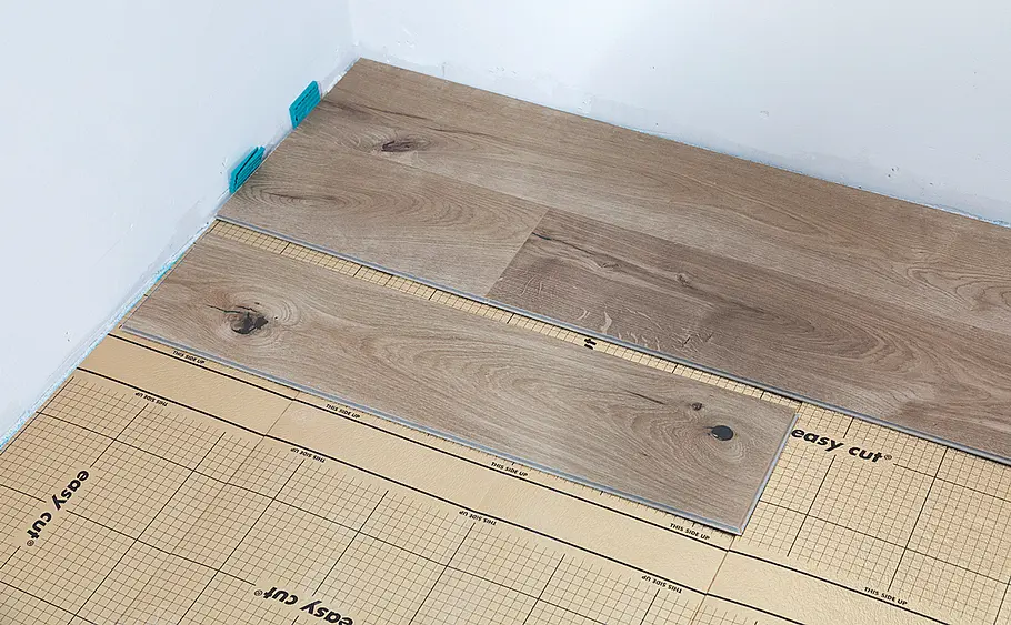 Elastischen Bodenbelag aus Vinyl verlegen