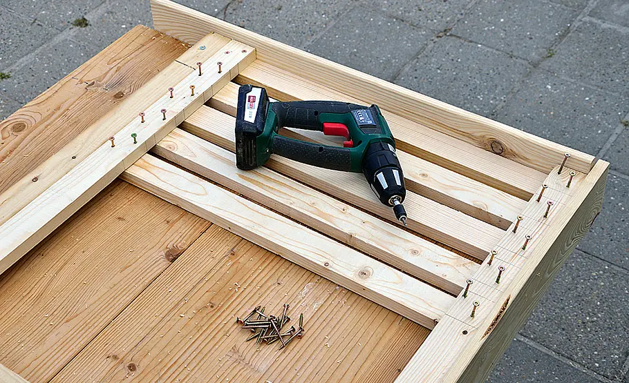 Sechseckiges Tischbeet bauen