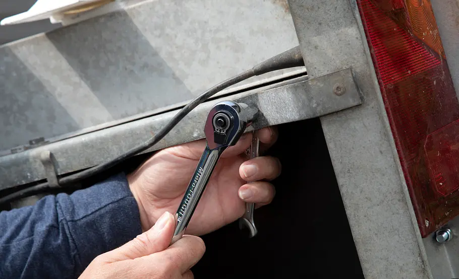 Ladefläche des Kfz-Anhänger reparieren