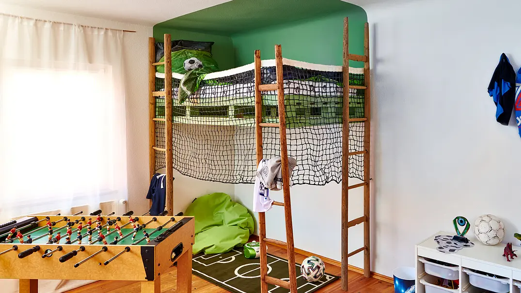 Hochbett selber bauen mit Paletten, Leitern und Tennis-Netz - Foto: Hersteller / Bosch Home & Garden Hochbett selber bauen mit Paletten, Leitern und Tennis-Netz - Foto: Hersteller / Bosch Home & Garden