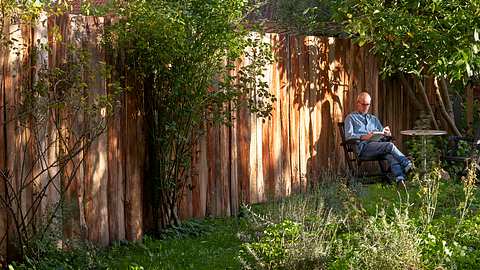 Gartenzaun aus Eichenschwarten bauen - Foto: Lasse Hansen