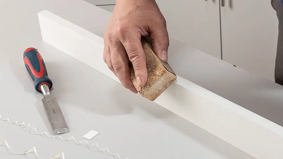 Kanten mit Schleifpapier glätten