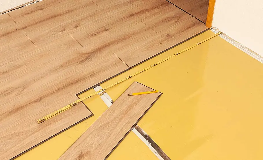 Laminat richtig verlegen – von Raum zu Raum