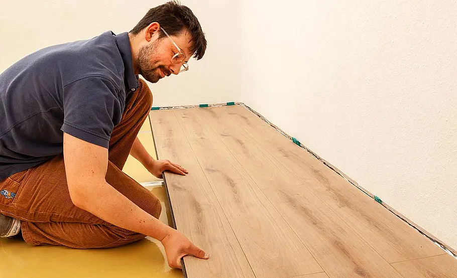 Laminat richtig verlegen – von Raum zu Raum