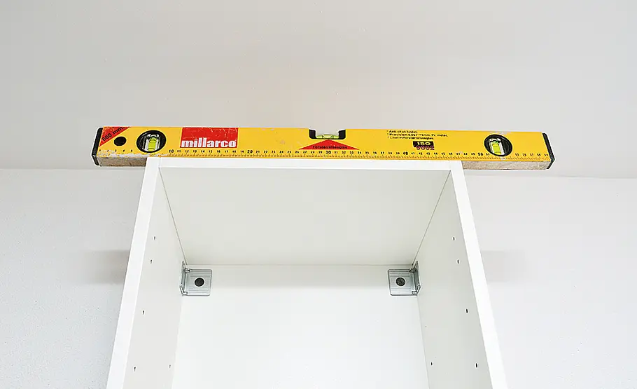 Ikea-Spiegelschrank montieren