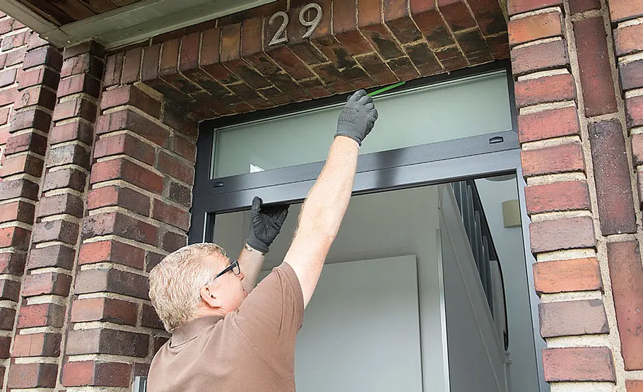 Haustür aus Aluminium einbauen
