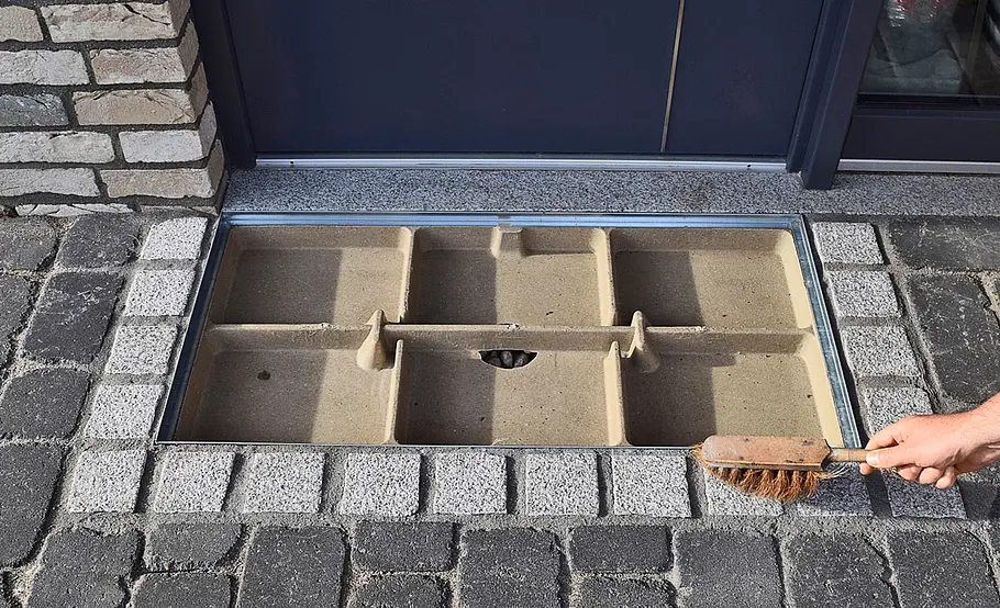 Schmutzfangmatte in Boden einlassen