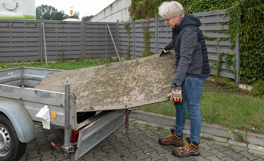 Ladefläche des Kfz-Anhänger reparieren