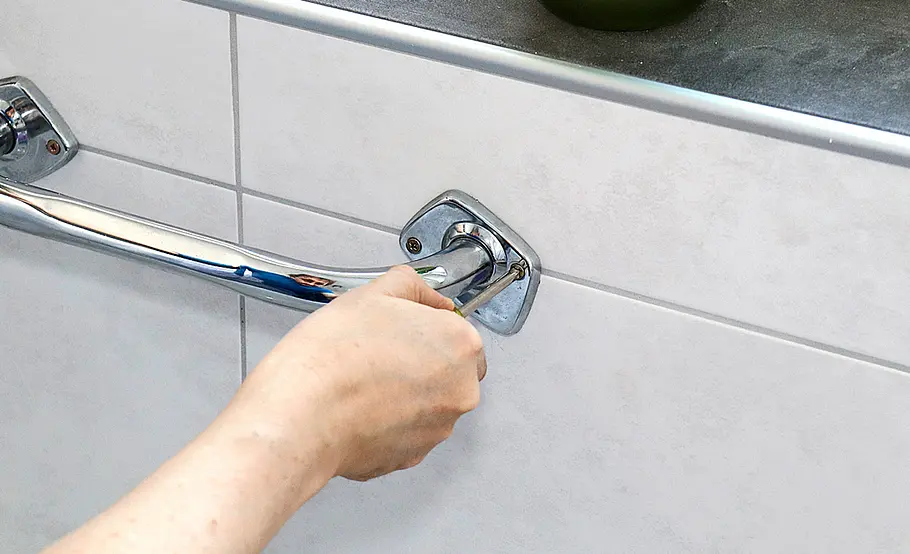 Dusch-Haltegriff befestigen