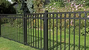 Klassischen Gartenzaun aus Alu setzen - Foto: Hersteller / GAH Alberts Klassischen Gartenzaun aus Alu setzen - Foto: Hersteller / GAH Alberts