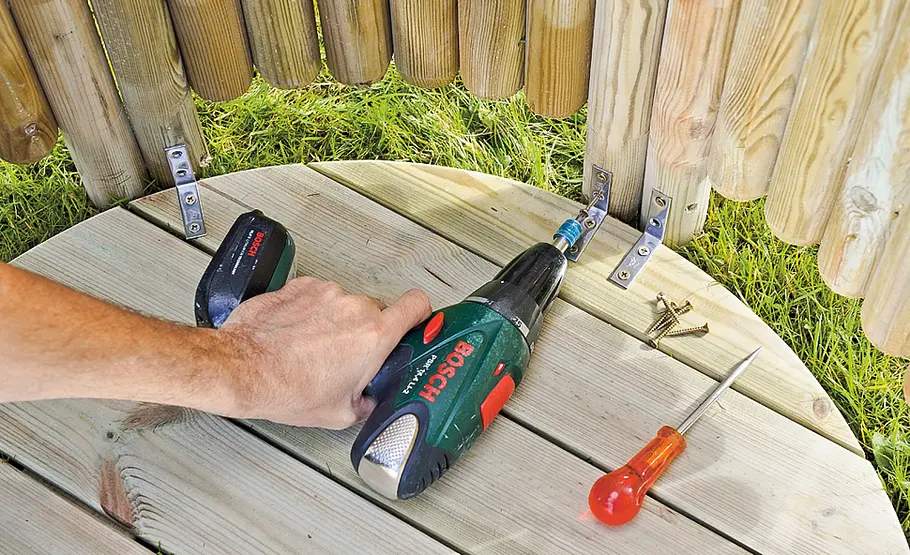 Mobile Gartenbrause mit Sichtschutz bauen