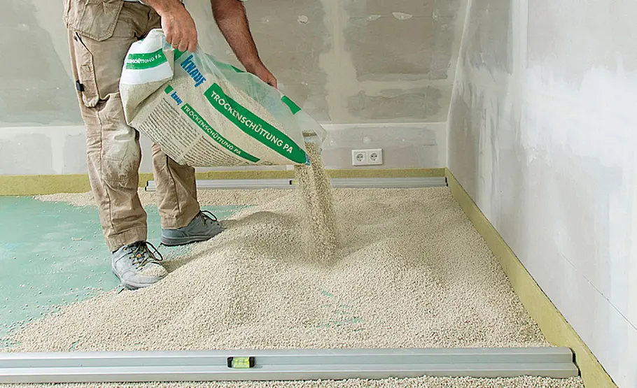 Dachboden mit Trockenschüttung dämmen