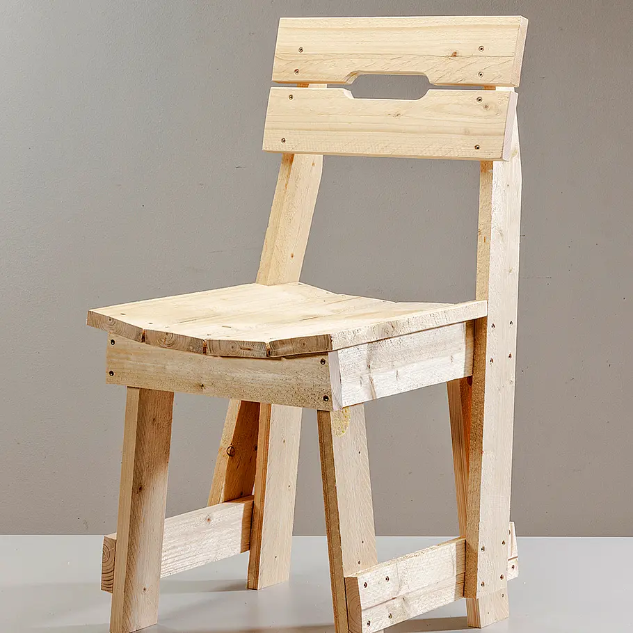 Sägerauen Holzstuhl bauen