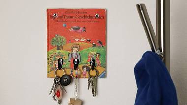 Schlüsselbrett aus Kinderbuch selber bauen - Foto: DIY Academy