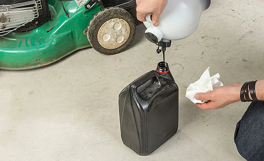 Rasenmäher Reparatur: Flüssigkeiten ablassen