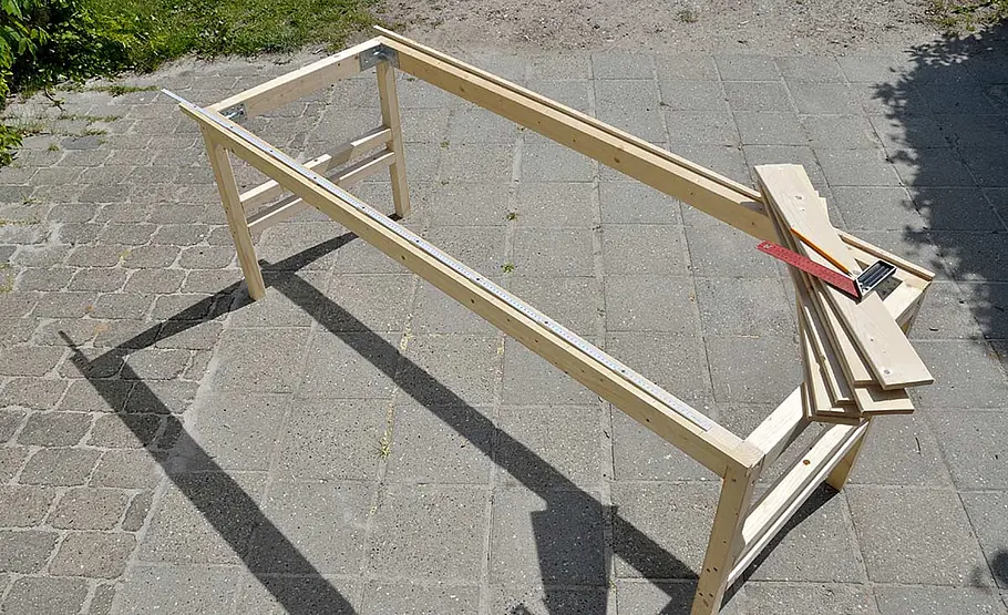 Sonnenliege und Tisch in einem