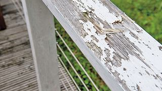 Balkongeländer aus Holz instandsetzen - Foto: Hersteller/LivingArt
