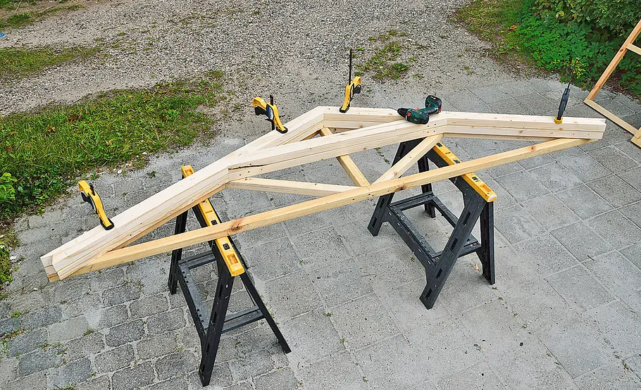 Anlehngewächshaus aus Holz vor der Hauswand selber bauen