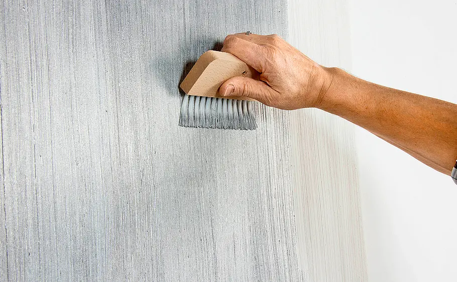 Wand in feinen Streifen streichen