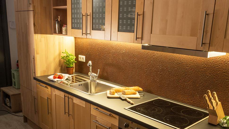 Küchenspiegel hinter rostiger Stahlplatte verstecken - Foto: sidm / KEH