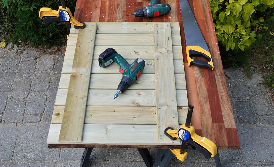 Holzverkleidung für Mülltonnen