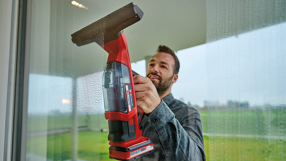 Akku-Fensterreiniger im Einsatz