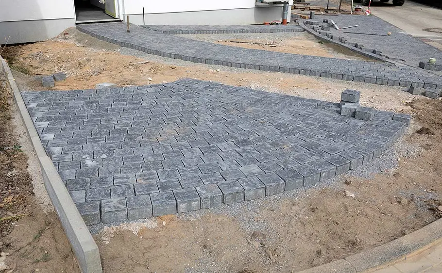 Weg zum Haus pflastern