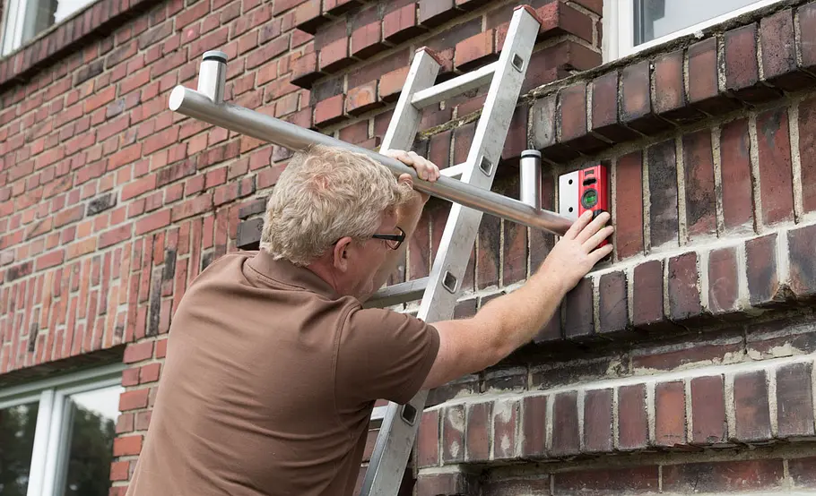 Hausvordach aus Glas und Edelstahl montieren
